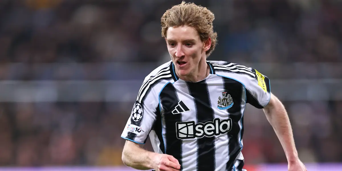 Anthony Gordon pronostic Newcastle – Barcelone. Nous analysons ce match pour les huitièmes de finale aller de la Ligue des Champions